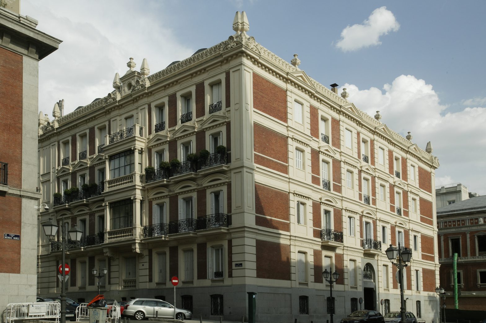 Facha de uno de los edificios del barrio de los Jerónimo
