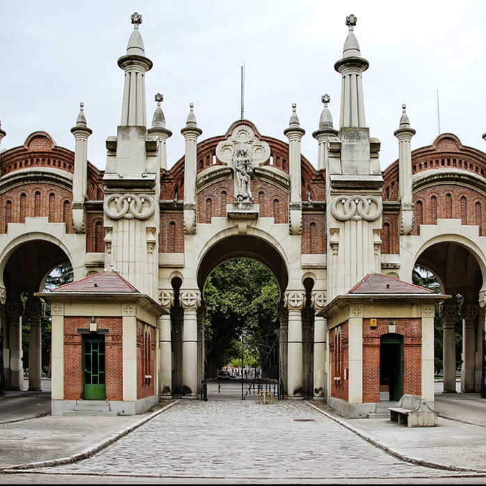 Fachada principal Cementerio de Nuestra Señora de la Almudena