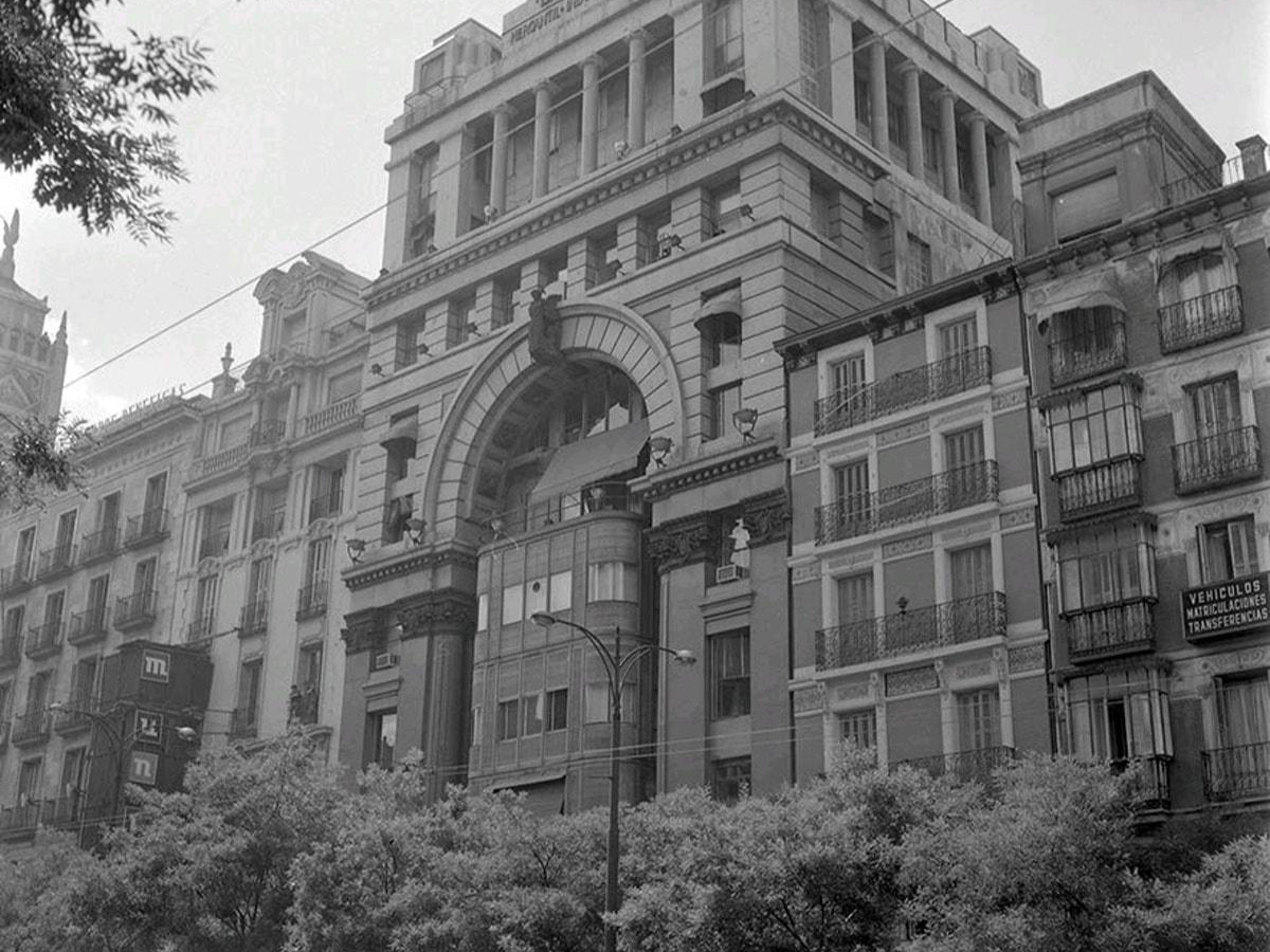 Banco Mercantil e Industrial en la calle Alcalá 31, 1960. Foto Nicolás Müller. Archivo Regional Comunidad de Madrid